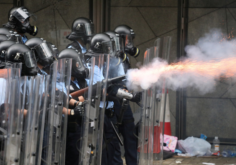 港警舉真槍指向民眾。   圖：達志影像/路透社 (資料照片)