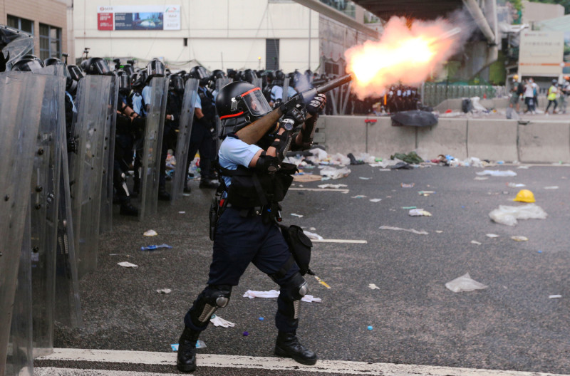 「反送中」衝突升級 港警驅散示威者疑開槍。圖 : 達志影像 / 路透社。