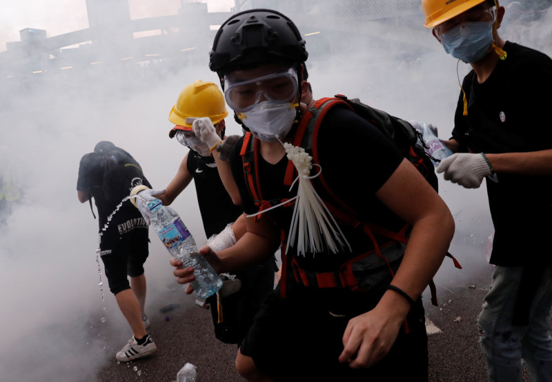 反送中群眾面對煙霧彈，只能戴防毒面具自保。   圖：達志影像/路透社