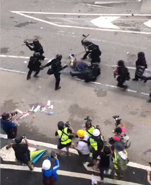 香港反送中抗議愈演愈烈，現場有一位民眾遭到10名以上的警方圍毆，警方在圍毆後立即驅趕前來的民眾   圖：翻攝Fortune Insight