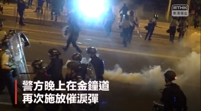 香港鎮暴警察晚間在金鐘道再次施放催淚彈驅離反送中群眾。   圖：翻攝RTHK VNEWS臉書