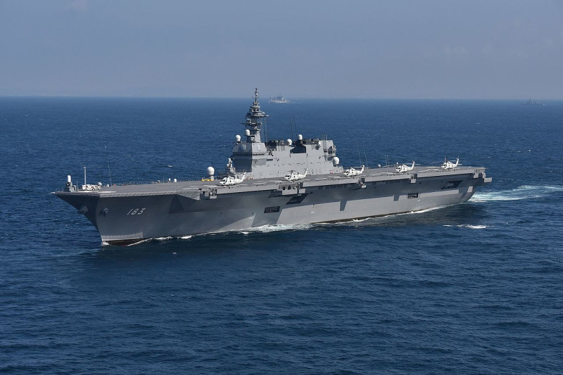 美國1艘航空母艦和3艘日本海上自衛隊護衛艦，已自10日起連3天在引發主權爭議的南海舉行聯合操演。圖為日本海上自衛隊直升機護衛艦出雲號。   圖：翻攝雷根號臉書