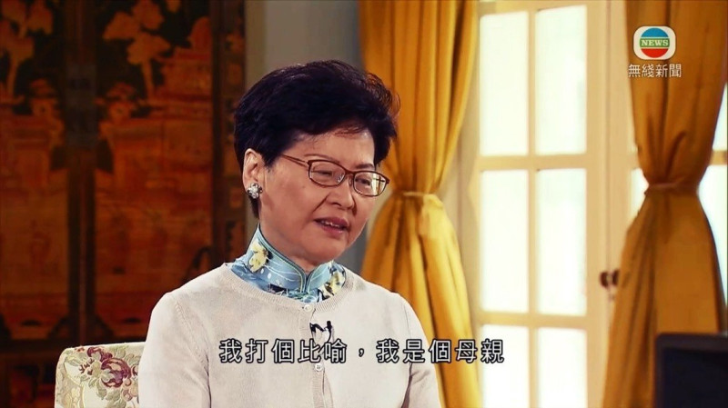 香港特首林鄭月娥談到逃犯條例，在專訪時哽咽，並以母親無法縱容兒子吵鬧的任性行為比喻此次反送中示威，認為那麼多衝動的年輕人上街佔領金鐘令人憂心。   圖：翻攝自TVB
