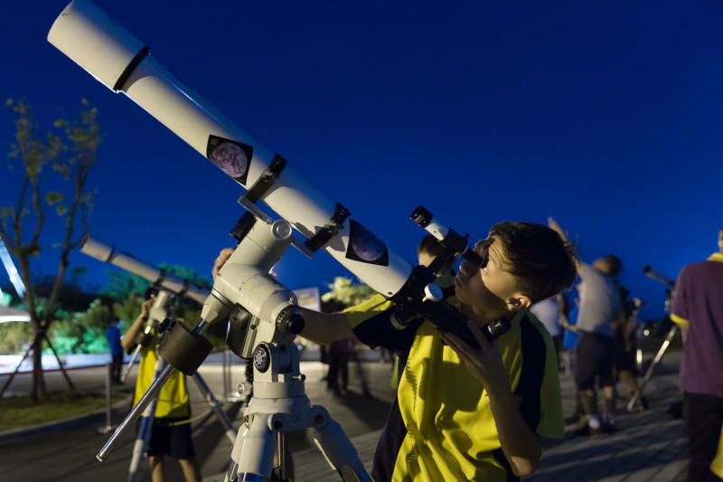 不論您以前是否有觀星經驗，在老師解說下都能輕鬆使用望遠鏡觀測星空。   圖：北海岸及觀音山國家風景區管理處／提供