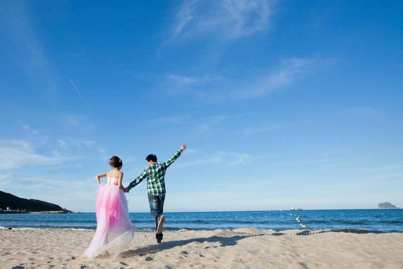 很多人選擇在白沙灣拍婚紗，留下美麗紀念。   圖：北海岸及觀音山國家風景區管理處／提供