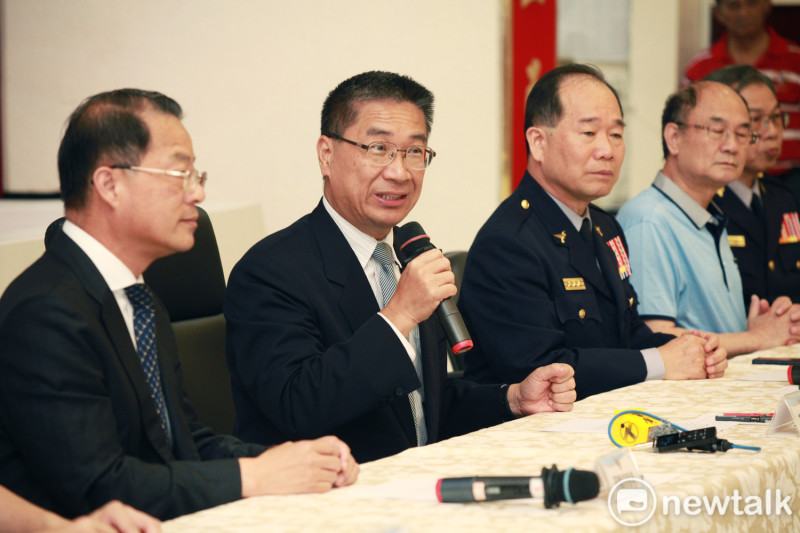內政部長徐國勇（左2）強調，「組黨是人民的自由」，未來絕對會依法審查，不會刁難。   圖：林昀真/攝 (資料照片)