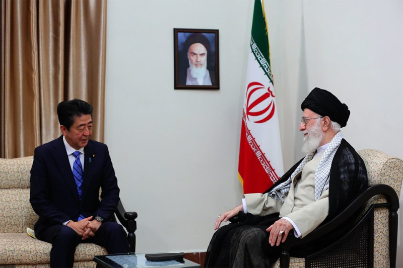 日本首相安倍晉三今（13）日和伊朗最高領袖哈米尼會談。   圖：翻攝哈米尼臉書