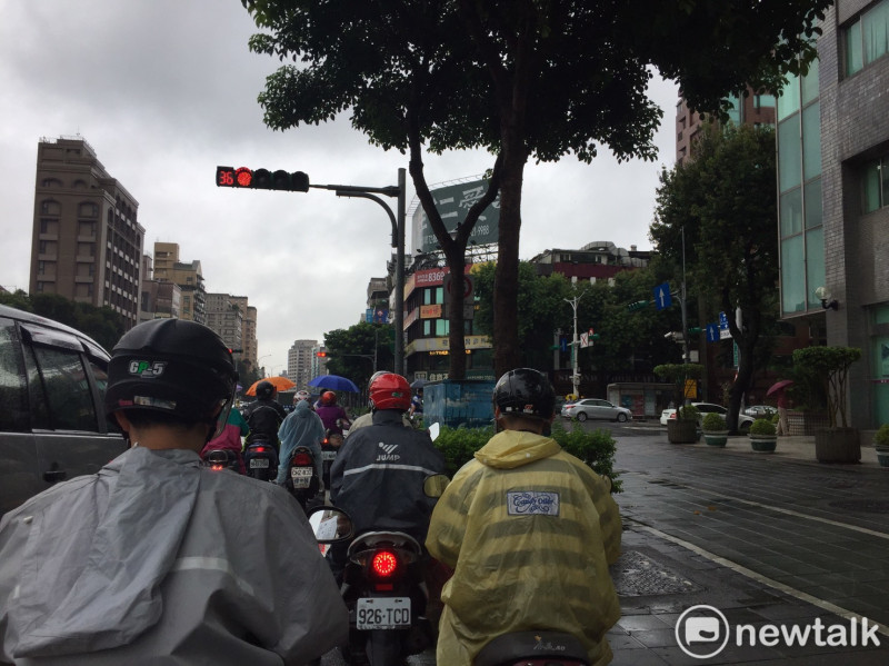 午後要留意局部短陣雷陣雨的機會，中央氣象局建議民眾外出攜帶雨具。   圖：閻芝霖/攝