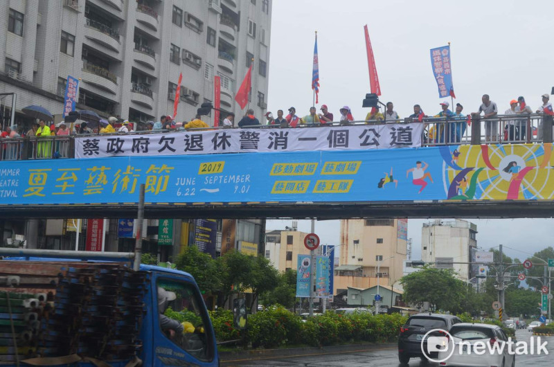 退休警消人員14日在嘉義市崇文國小前的垂楊路上懸掛抗議布條。   圖：蔡坤龍/攝