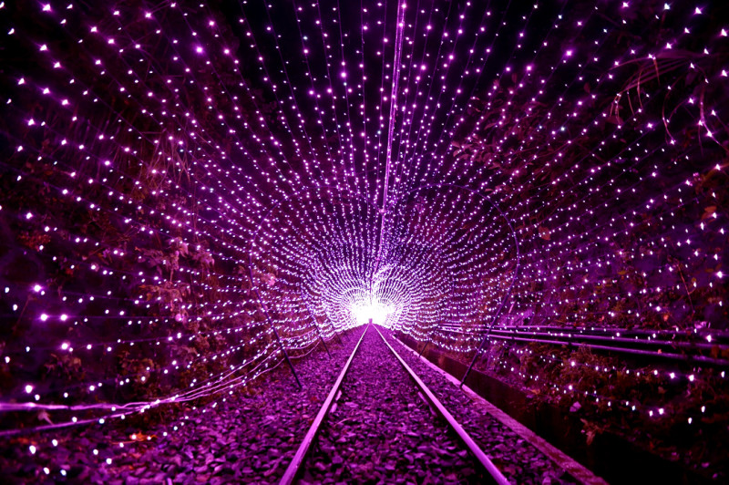 璀璨深澳隧道燈光為夏日增添浪漫風采，夜間營運班次自6月17日中午12時開放線上預定。   圖：新北市觀光局／提供