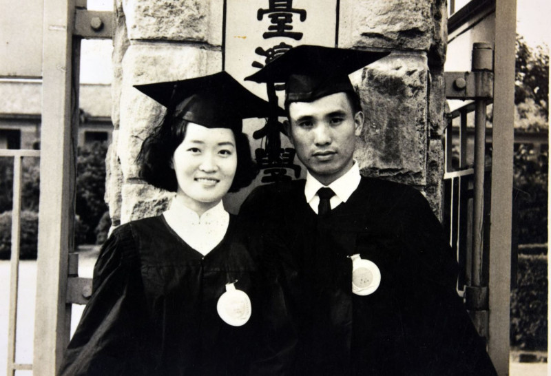 雖然無法與高中好友同期進入大學，但姚嘉文在1962年進入台灣大學就讀，才得以結識妻子周清玉。圖為大學畢業之際，姚嘉文與周清玉一同開心合影。(圖：姚嘉文提供)