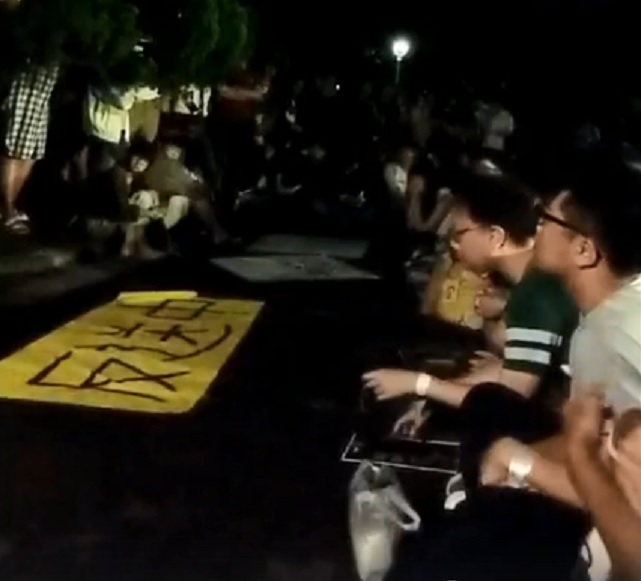 現場聚集逾百人相挺，高呼「台灣挺香港」、「堅決反送中」口號。   圖：翻攝台大意識報直播影片