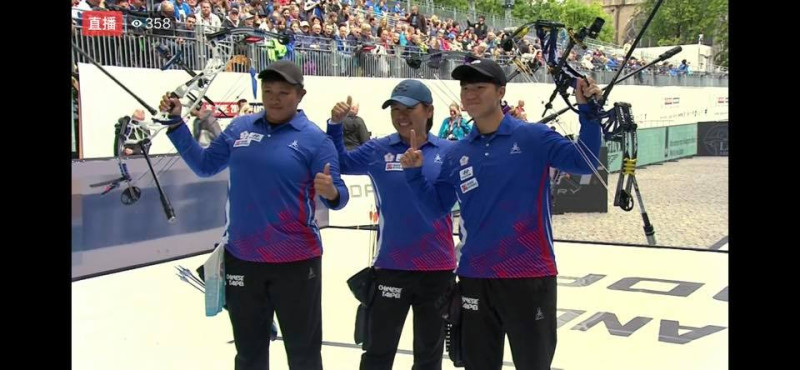 台灣複合弓女團在世界射箭錦標賽女團金牌戰以229比224射下美國，也是隊史20年來的首金。   圖：取自中華民國射箭協會臉書