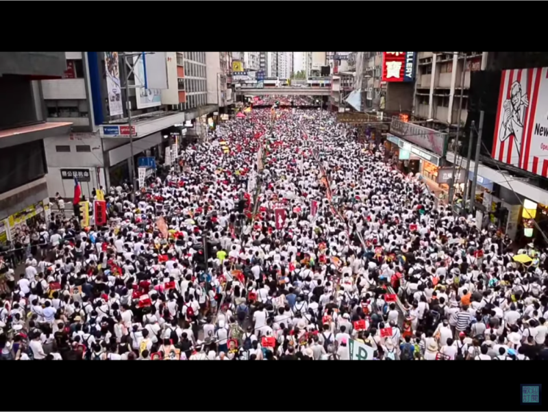 在香港行政長官林鄭月娥宣布暫緩修訂逃犯條例後，泛民主派團體民間人權陣線今天表示，16日按原計畫舉行反修例大遊行，17日因立法會無議程，不會發起罷工、罷市、罷學。   圖：翻攝自Youtube