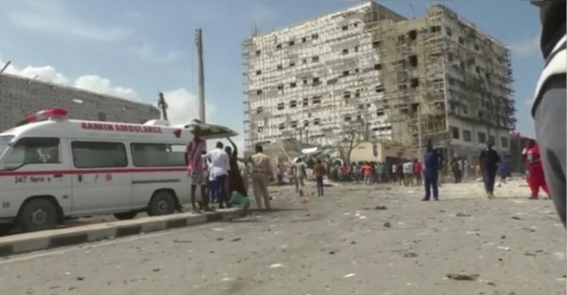 索馬利亞國會大樓驚傳汽車炸彈攻擊，造成8人死亡和16人受傷。   圖/翻攝自Africa News