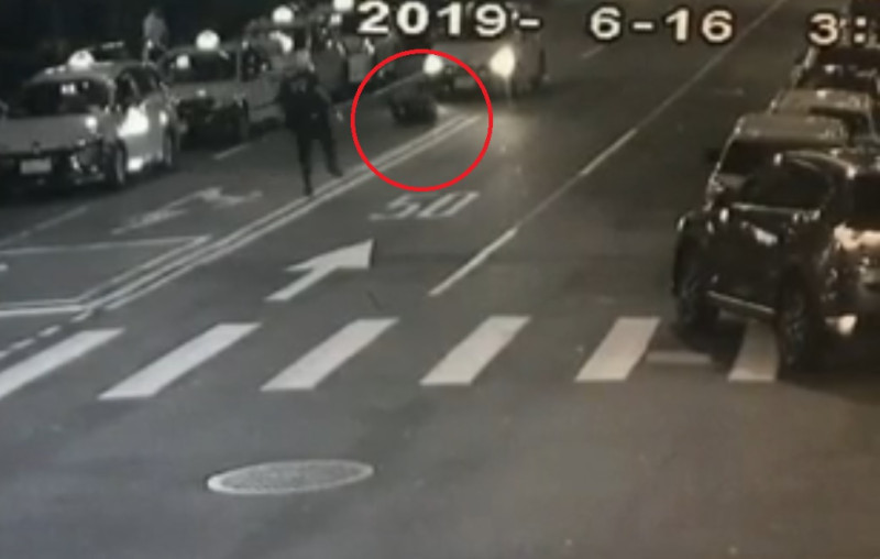 台北市林森北路清晨驚傳一名男子朝警察開槍，所幸未擊中。   