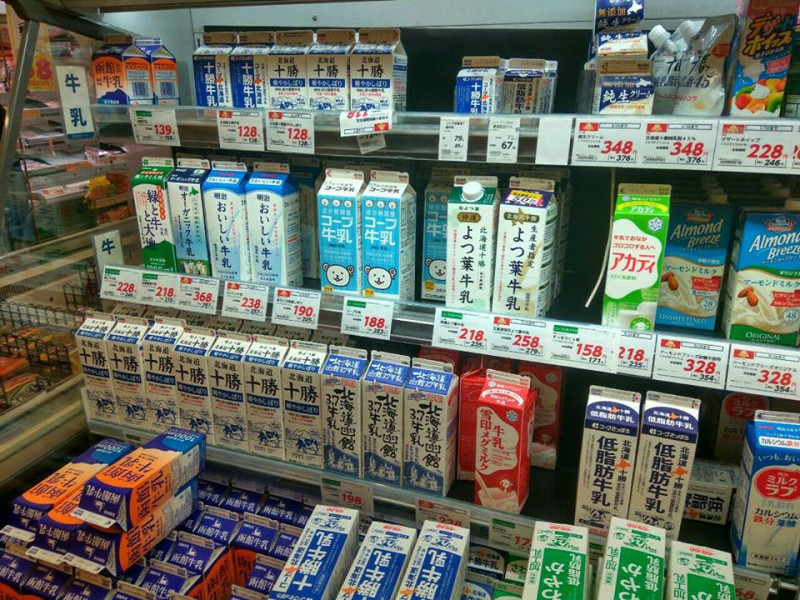 到日本買鮮奶總挑錯？達人傳授撇步：有「缺口」才是純的。   圖／翻攝自臉書社團「日韓旅遊公社」