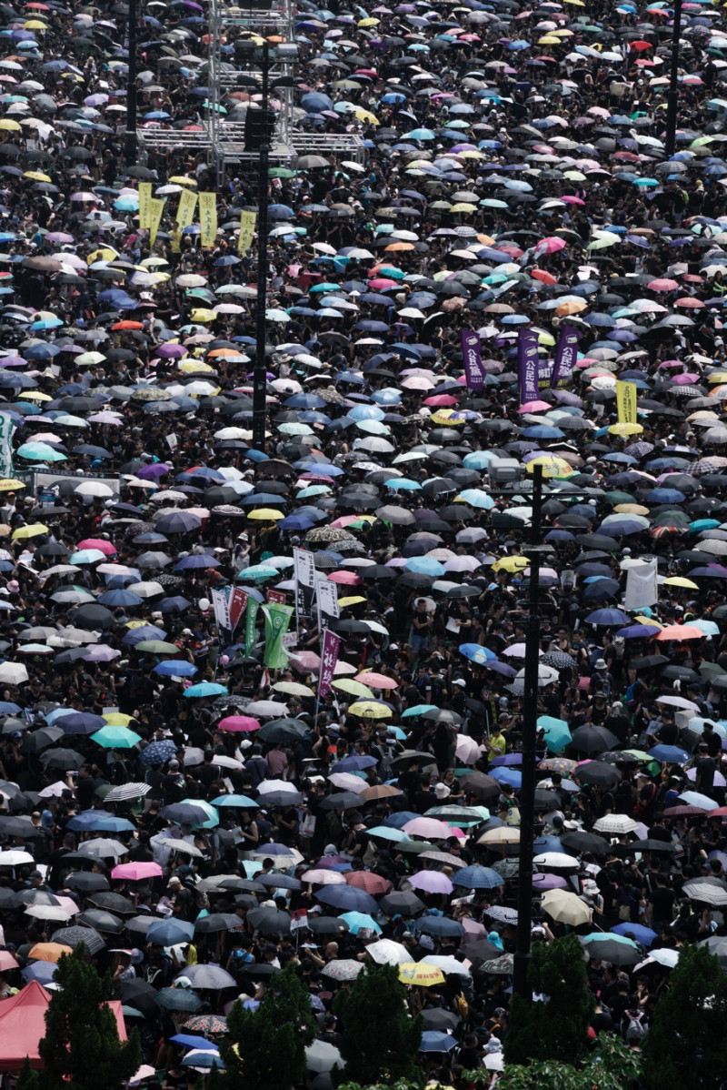 「反送中」的香港民眾團結，透過網路發布各種616遊行教戰守則，要大家注意別中暑。   圖：張良一/攝（資料照片）