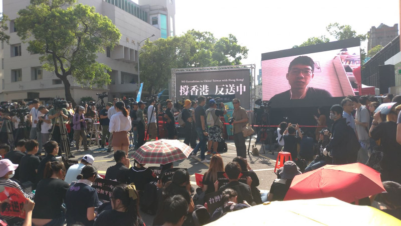 民團今天下午在立院旁舉辦撐香港活動。   圖：陳佩君/攝