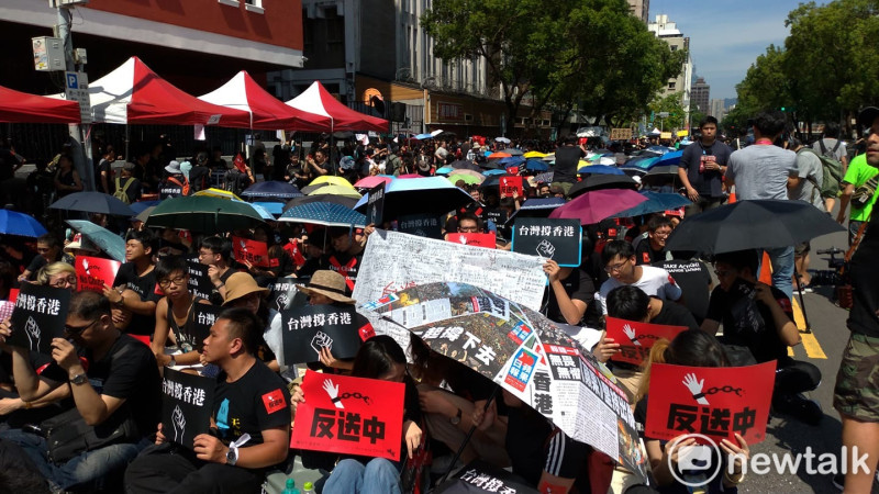 香港反送中行動延燒近3個月，台灣民間團體也將在29日聯合舉辦「聲援反送中活動」遊行。圖為6月時台灣聲援者頂著烈陽為港聲援。   圖：陳佩君/攝(資料照)
