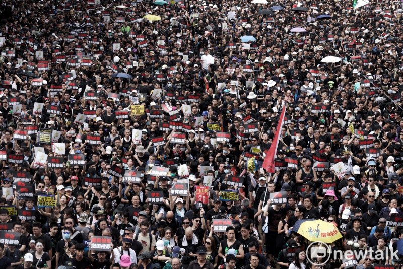 成千上萬民眾聚集街頭，表達對香港政府不滿，反對送中條例並要求廢除「送中惡法」。   圖：張良一 / 攝影