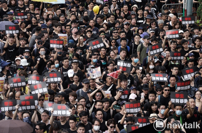 反送中條例，香港民眾紛紛高舉標語，對政府提出五大訴求。   圖：張良一 / 攝
