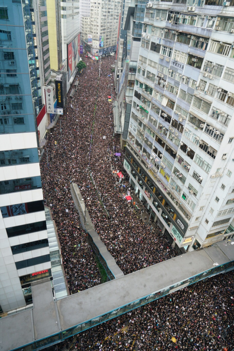 香港反送中遊行現場人滿為患，根據大數據分析人數可能突破144萬人。   圖：張良一 / 攝