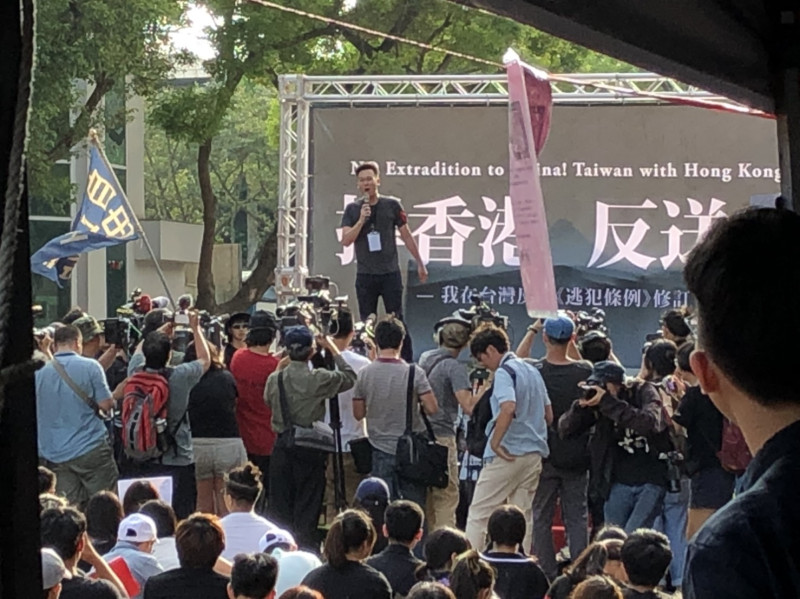 島國前進發起人林飛帆向民眾呼籲，明年選舉不要選出台灣的林鄭月娥。   圖：陳佩君／攝