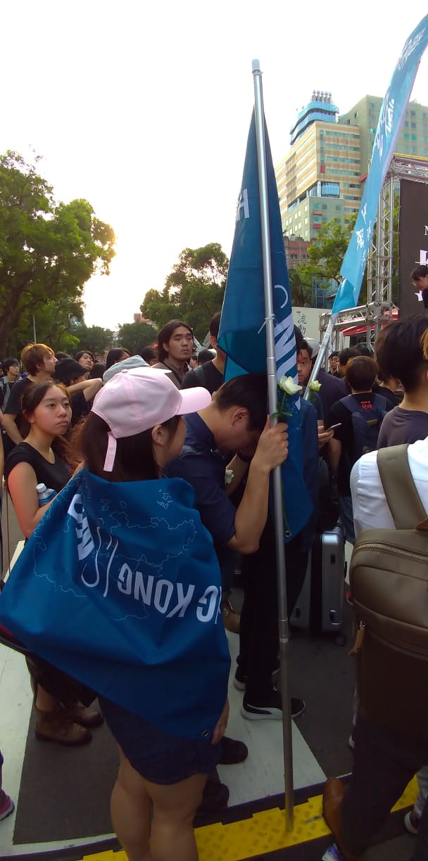 曾參與香港第一天遊行而被捕的香港學生獨立聯盟召集人陳家駒，在節目尾聲時淚崩到久久不能自已。   圖：陳佩君/攝