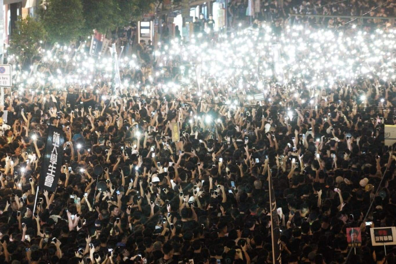 晚間十時，香港太古廣場仍聚集數萬民眾，他們打開手機燈光，追悼昨晚在太古廣場墜樓的反送中青年。   圖：張良一/攝