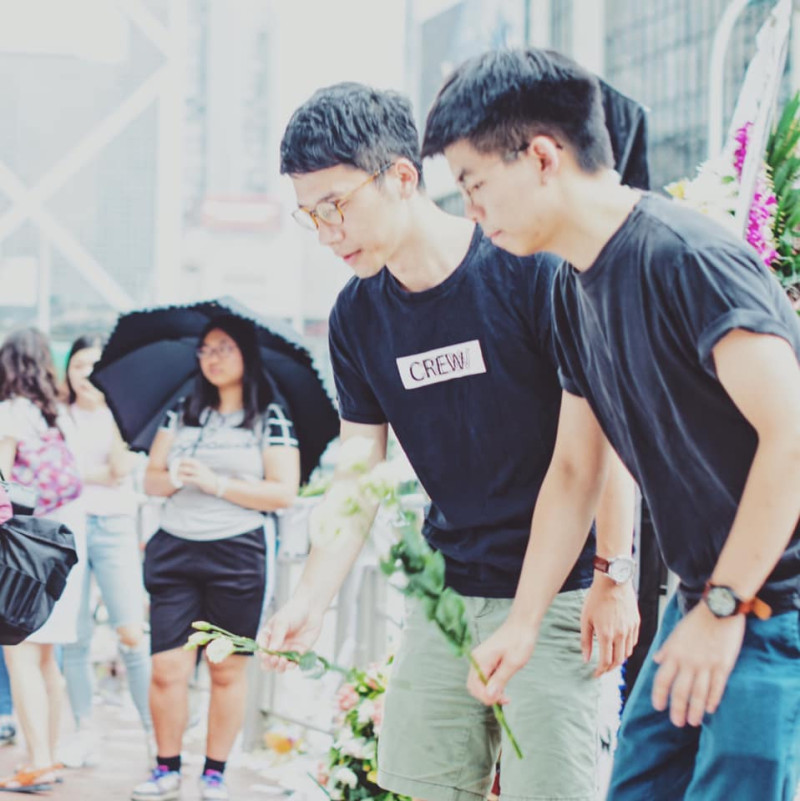 「香港眾志」秘書長黃之鋒因「占領中環」被捕，今日出獄後，隨即前往金鐘太古廣場外獻花，對墜樓的烈士表達敬意。   圖：翻攝自黃之鋒 Joshua Wong臉書