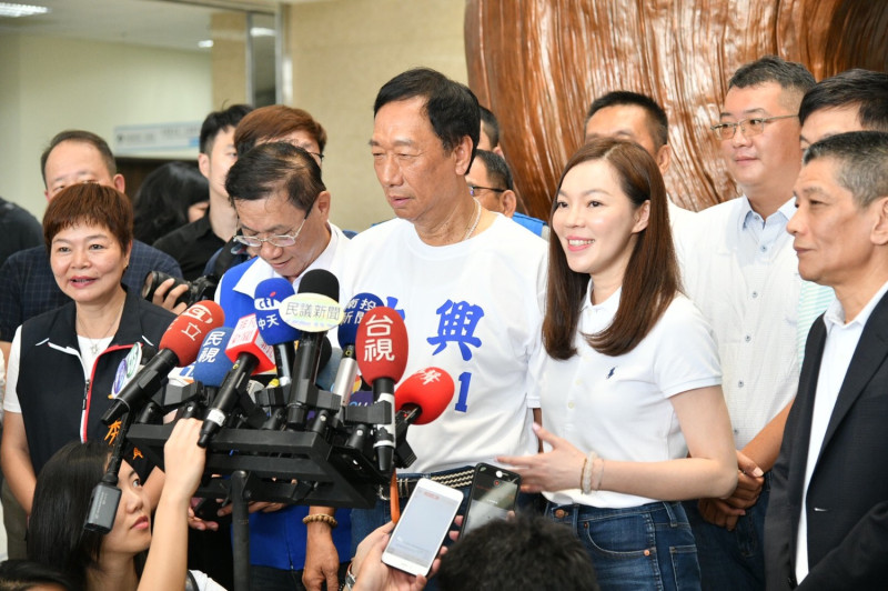 身為國民黨總統初選參選人之一的郭台銘今日與太太曾馨瑩前往南投，這是宣布參選後兩人第一次同台，先前傳出曾馨瑩相當反對郭台銘投入總統選戰的消息，因此這次的公開活動也讓大家備受關注。   圖：郭台銘辦公室提供