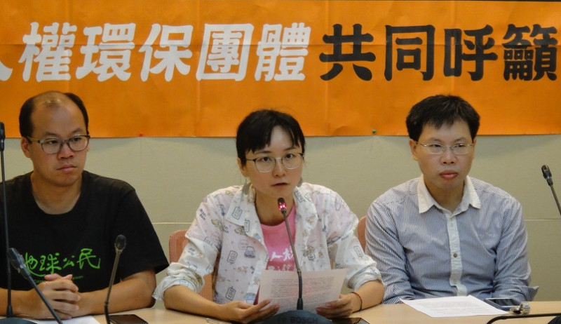 台灣人權促進會秘書長邱伊翎（中）表示，修法重點是需要搭配真正有效的公民審議，避免公投成為特定人士團體或政客的工具。   圖：台權會提供