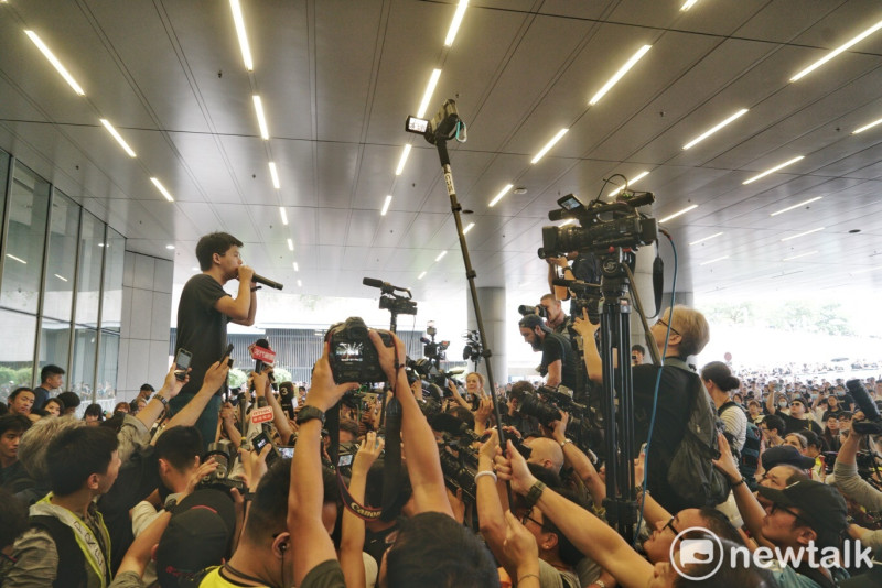 香港眾志秘書長黃之鋒獲釋後，立即到反送中抗議現場，他向群眾說，林鄭流淚港人流血！撤回是唯一出路。   圖：張良一／攝