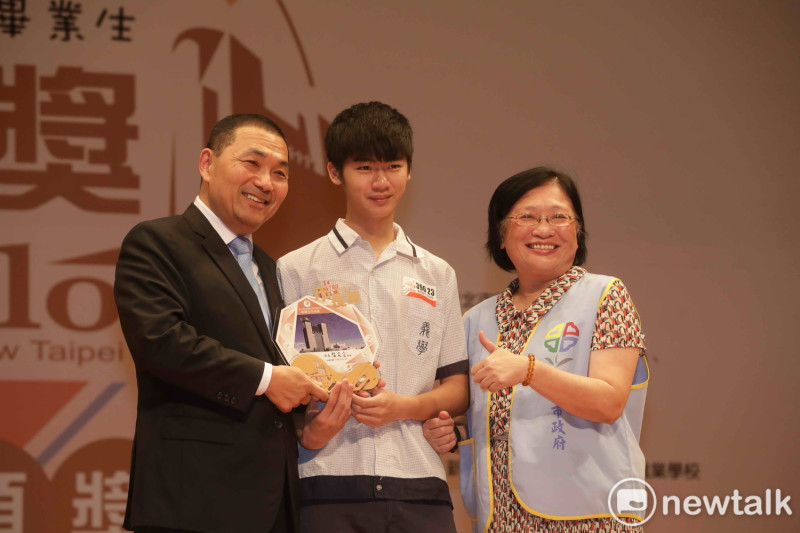 義學國中吳誌恩(中)參加「GBWC鋼彈模型製作家全球盃」大賽，獲台灣青少年組獲得第一名，且在亞洲大賽獲亞軍。   圖：王峻昌/攝
