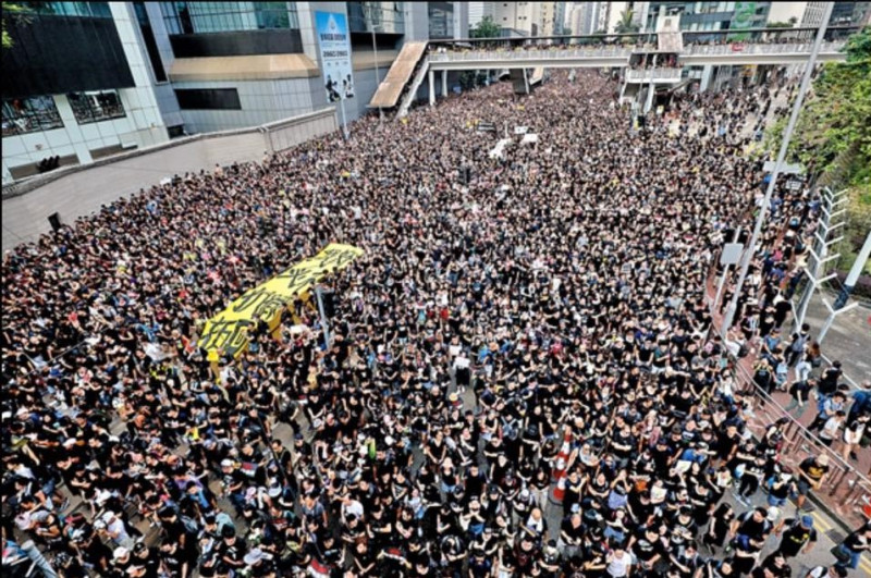 香港「反送中」示威運動越演越烈，即使香港特首林鄭月娥昨晚公開致歉仍無法滅火，主辦單位民陣揚言，政府不撤回修法，不罷休，更要求林鄭月娥必須下台負責。   圖：翻攝自謝金河臉書
