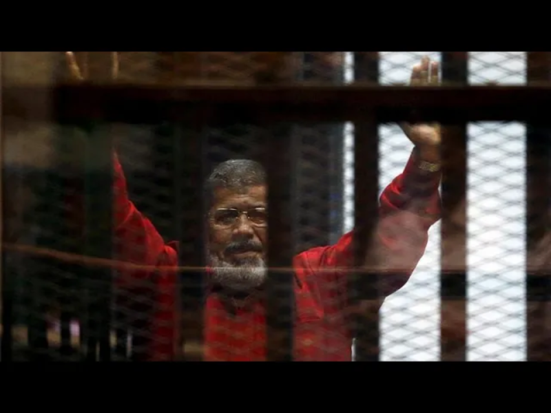 埃及國營電視台報導，遭到推翻的前總統穆希（Mohamed Mursi）今天在法庭身亡。報導中說，穆希在出庭後昏厥，稍後斷氣。   圖：翻攝自Youtube