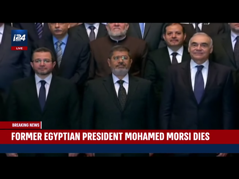 埃及穆斯林兄弟會在前總統穆希（如圖，前排中）今天病倒法庭並身亡後，指控當局造成穆希「逐步死亡」，並說這是「十足的謀殺」。土耳其總統艾爾段也將穆希之死歸咎於埃及的「暴君」。   圖：翻攝自Youtube