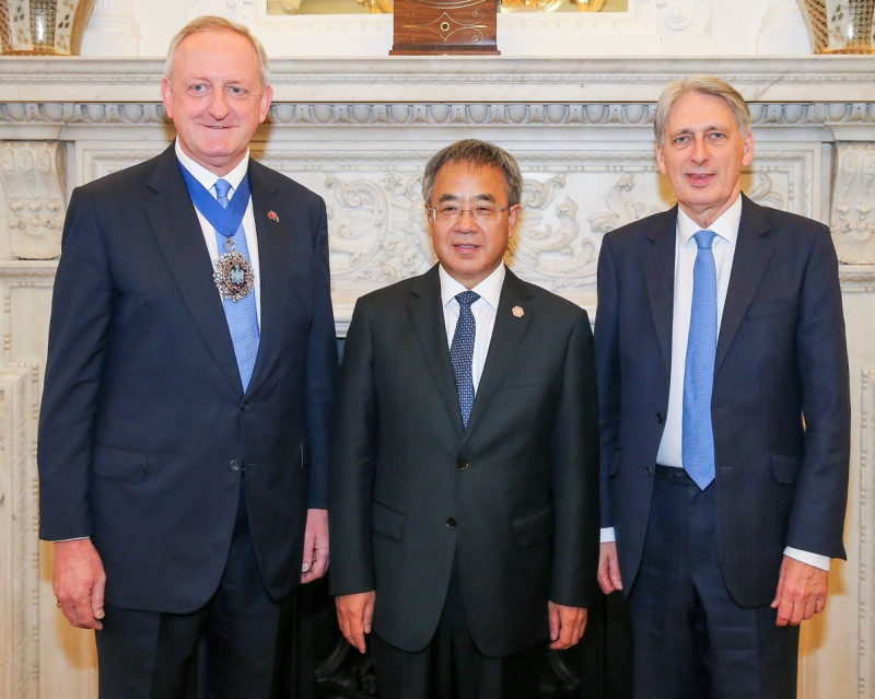 中國國務院副總理胡春華（中）訪英，會見英國外交大臣杭特（右）與倫敦市市長埃斯特林。   圖：翻攝自埃斯特林推特
