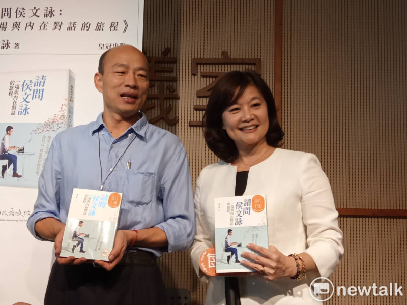 韓國瑜（左）與新任文化局長林思伶共同推薦六月好書。   圖：孫家銘／攝