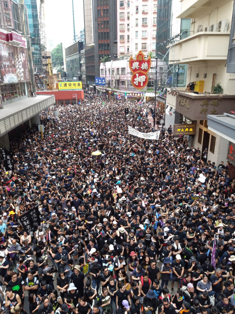 香港「反送中」運動，民眾聚集街頭。   圖：讀者提供