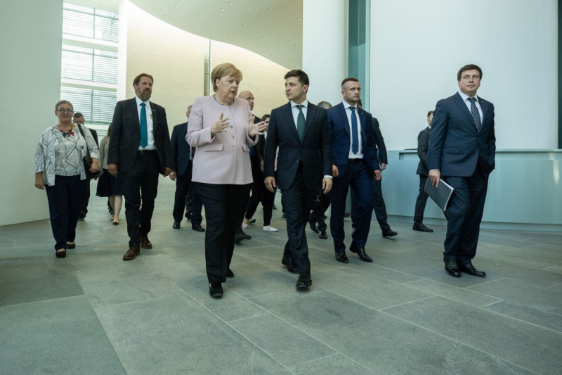 德國總理梅克爾（前排左起）接待烏克蘭新總統澤倫斯基來訪，疑似身體不適，但進入室內後就恢復正常。   圖：翻攝自烏克蘭總統官網