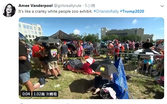 美國總統川普在佛州奧蘭多安麗中心舉辦大型造勢活動，支持者排成長龍等著入場。   圖：翻攝自Amee Vanderpool推特