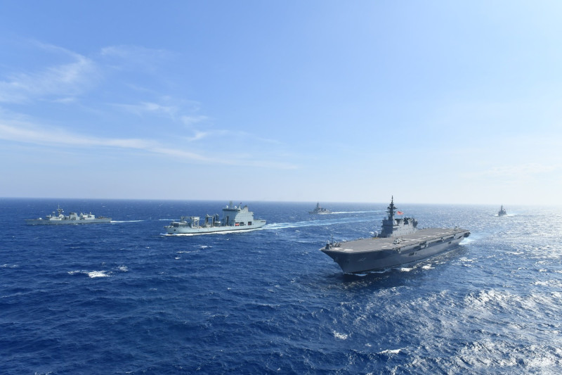 「里賈納號」日前在南中國海與日本海上自衛隊準航母「出雲號」、驅逐艦「村雨號」、「曙號」進行海上聯合訓練。   圖：翻攝HMCS / NCSM Regina臉書
