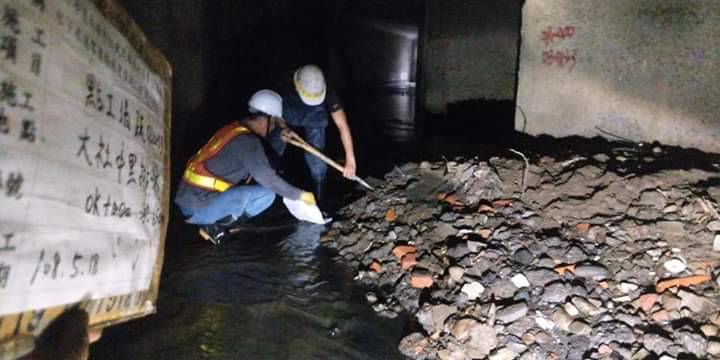 韓國瑜PO出清除下水道嚴重淤積的照片。   圖：翻攝韓國瑜臉書