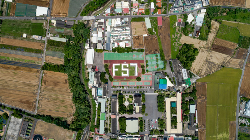 空拍機從五百公尺高處拍正心中學FS7排字。   圖：科技部／提供