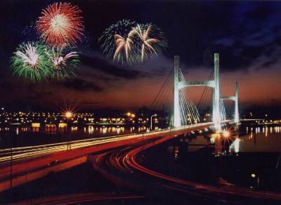 夜遊重陽橋，在水面上被光雕360度包圍。   圖：新北市觀光旅遊網／提供
