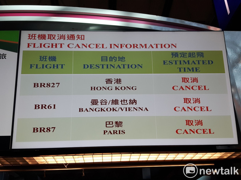 長榮航空櫃台上的航班資訊不斷更新班機取消通知。   圖：林昀真／攝