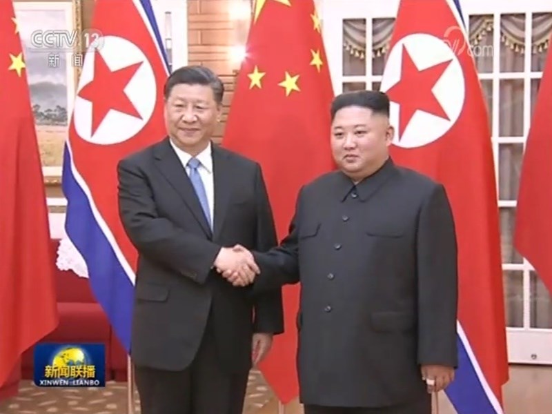 中國國家主席習近平（左）20日赴北韓國是訪問，並與北韓領導人金正恩（右）會談。   圖：翻攝中國央視網頁