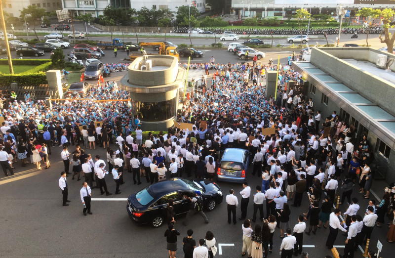 長榮航空工會會員前往南崁長榮航運大樓門口抗議，與反罷工員工形成對峙畫面。   圖：Nownews提供